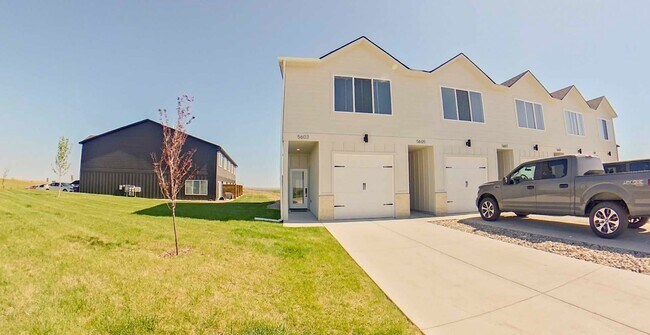 Foto del edificio - NEW BUILD + GREAT LOCATION + Attached Garage + Patio + Pet Friendly! Available Now!