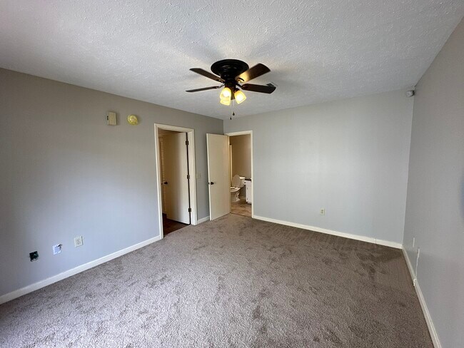Building Photo - 200 Woodgreen Dr