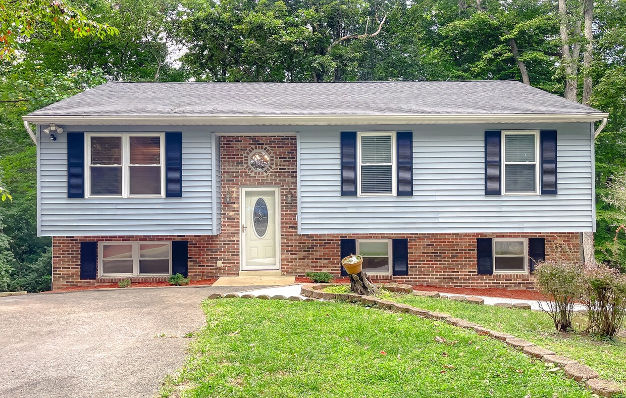Front of house. - 678 Santa Fe Trl