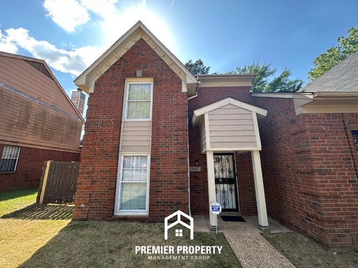 Charming 2BR/2.5BA Townhome | Dual Primary Suites, Fireplace & Fenced Yard - Charming 2BR/2.5BA Townhome | Dual Primary Suites, Fireplace & Fenced Yard