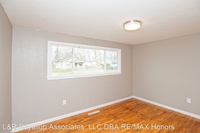 Building Photo - 3 br, 1 bath House - 15401 Grant Ave SW