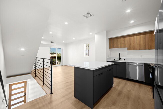 Foto del edificio - 2000 Hillcrest Dr