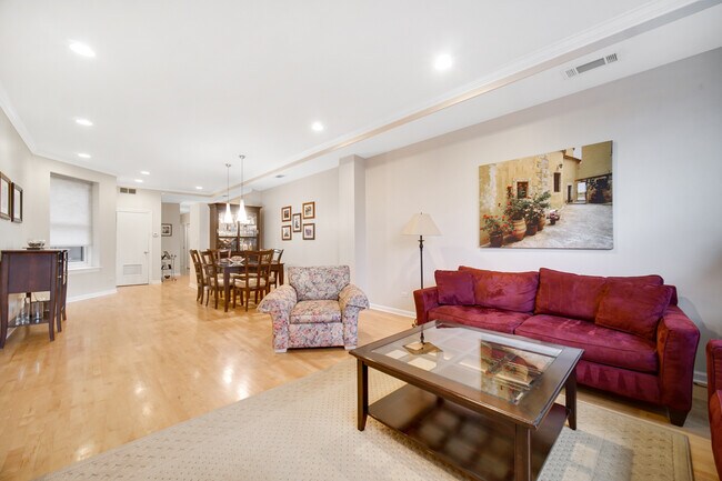Living Room - 1545 N Larrabee St