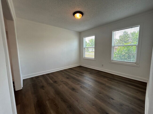 Building Photo - Beautiful Home near Middle School & Park!