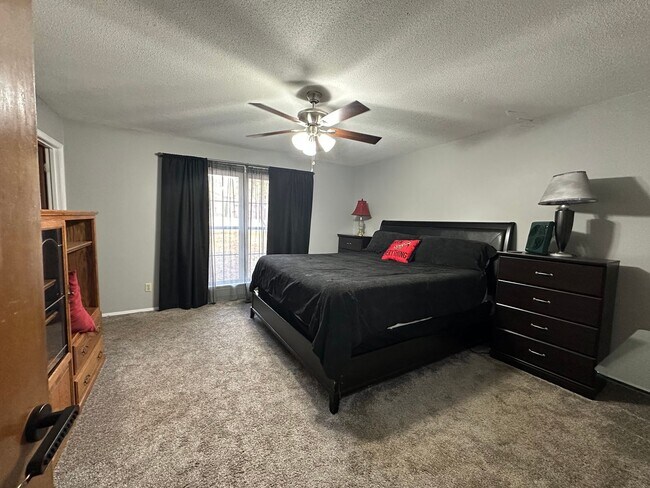 Foto del edificio - Introducing a charming 3-bedroom, 2.5-bathroom house located in the desirable area of Russellville