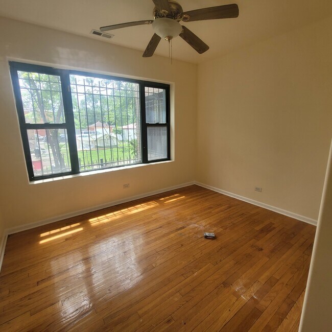 Foto del edificio - 7746 S Yates Blvd
