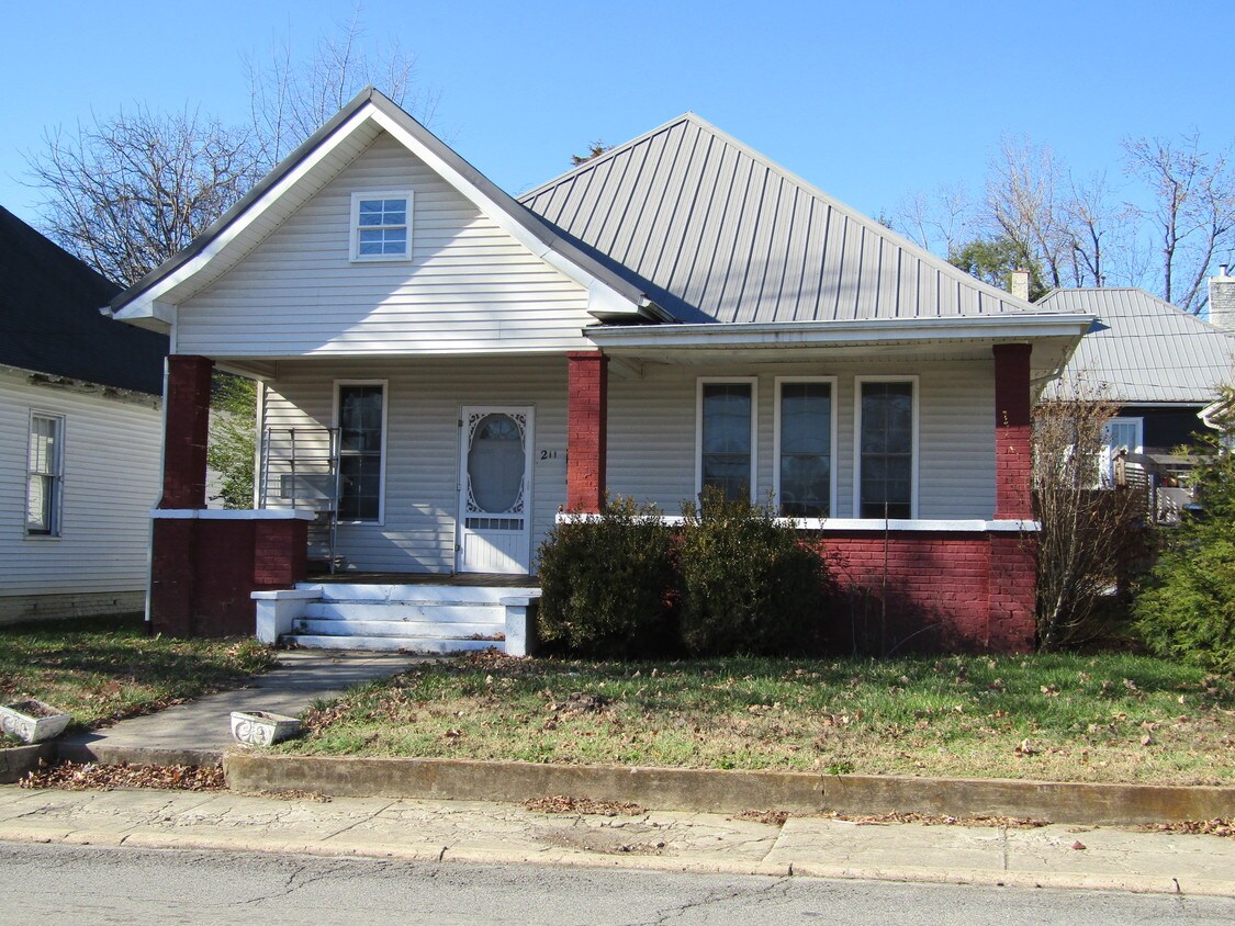 Primary Photo - 211 N Irish St