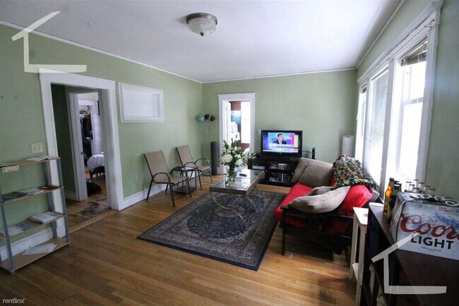 Building Photo - Big Sunny 5 Bed 2 Bath available NOW!