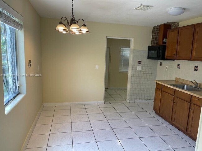 Building Photo - 1024 S K St