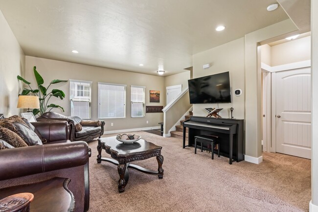 Building Photo - Herriman Townhome