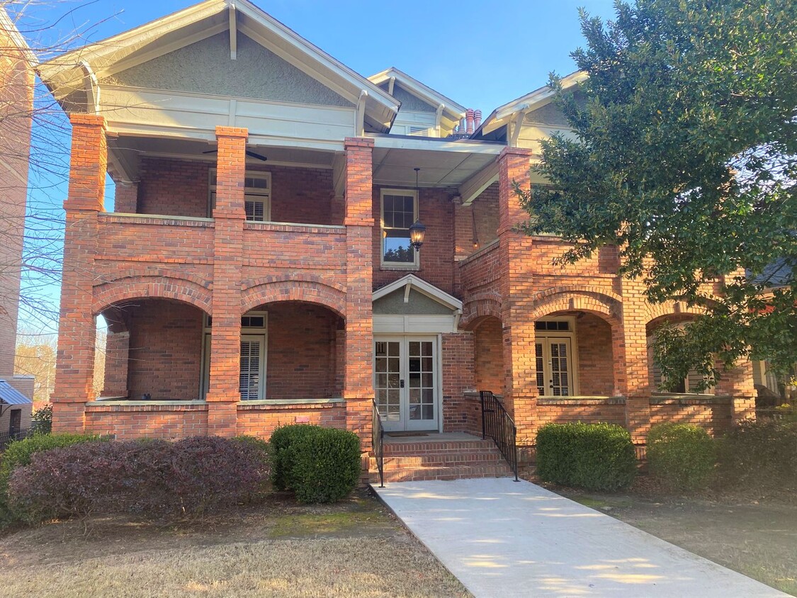 Primary Photo - Two Bedroom Apartment On Tattnall Square Park