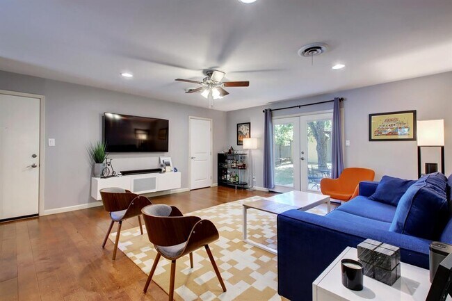 Foto del edificio - 6709 Columbia Dr