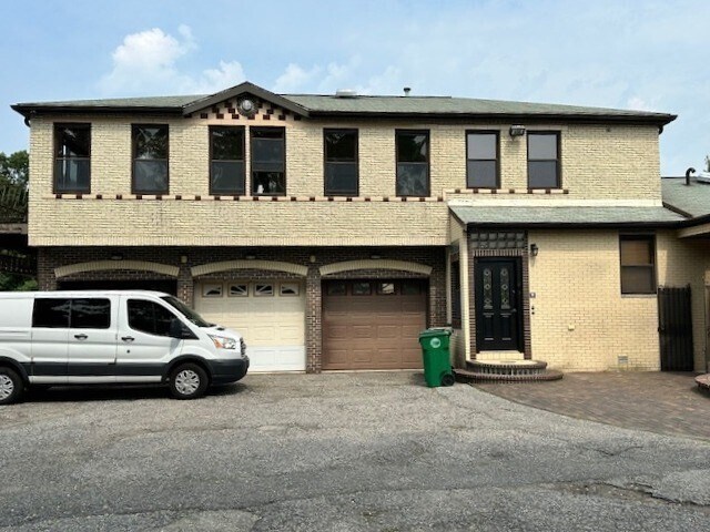 Primary Photo - 300 River St