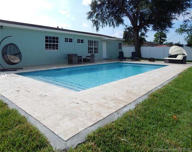 Foto del edificio - 835 NE 174th St