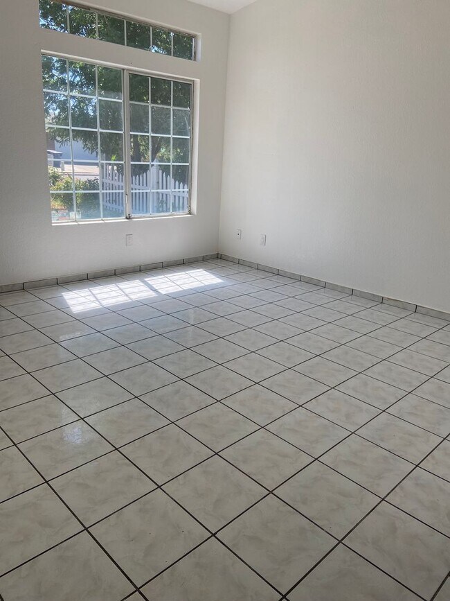 Building Photo - 1301 DEER CREEK ST. - 3 BED 2 BATH - TULARE