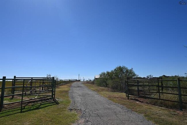 Foto del edificio - Great property for horses!