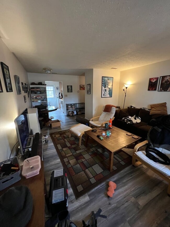 Building Photo - Duplex in Residential Eastside Area