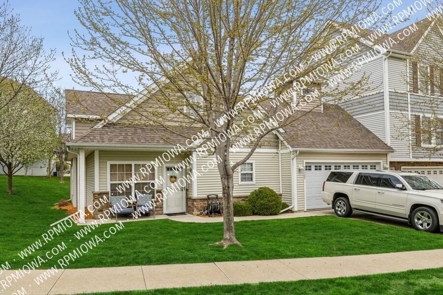 Foto principal - WAUKEE SCHOOLS!! 3 Bedroom, 2.5 Bath Townh...