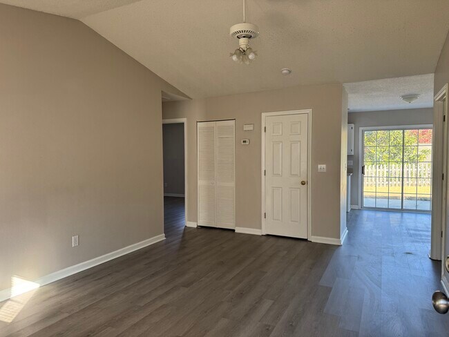 Foto del edificio - 2467 Stratford Lake Rd