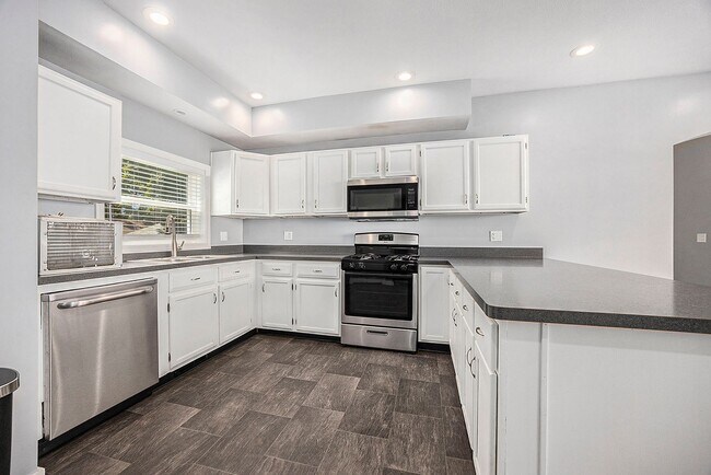 Foto del edificio - Spacious 5BR/2.5BA in Creston with Garage & Fenced Backyard