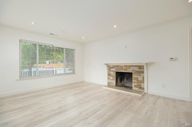 Foto del edificio - 996 Simmons Ln