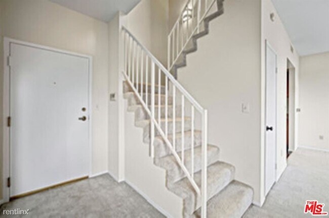 Building Photo - 13720 Moorpark St
