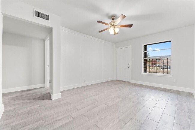 Foto del edificio - 9026 Kempwood Dr