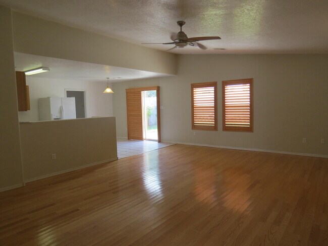 Building Photo - 5201 Park Ridge Rd NW
