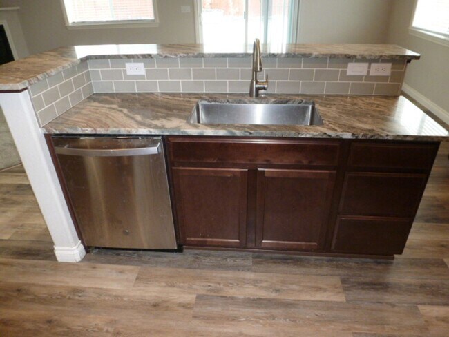 Foto del edificio - Almost New Four Bedroom, Two Bath Home in ...