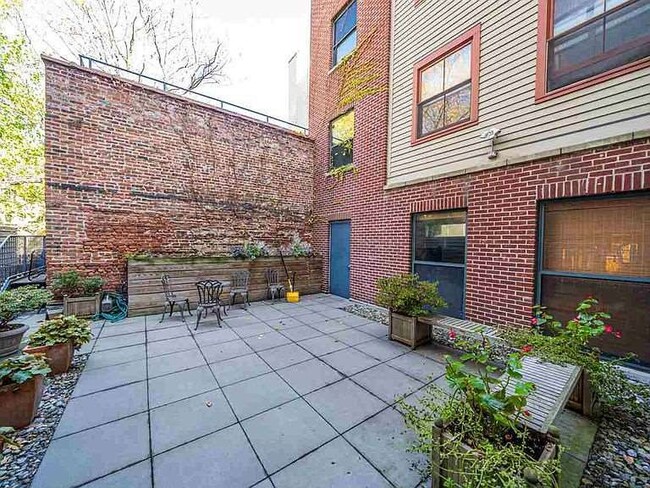Building Photo - 222 Montgomery St