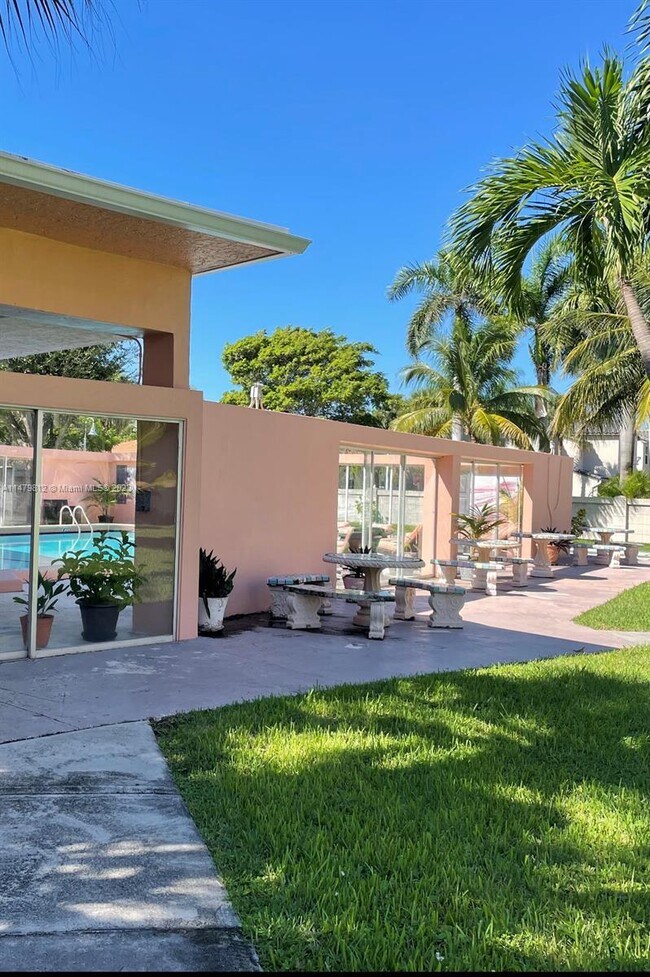 Foto del edificio - 1967 S Ocean Blvd