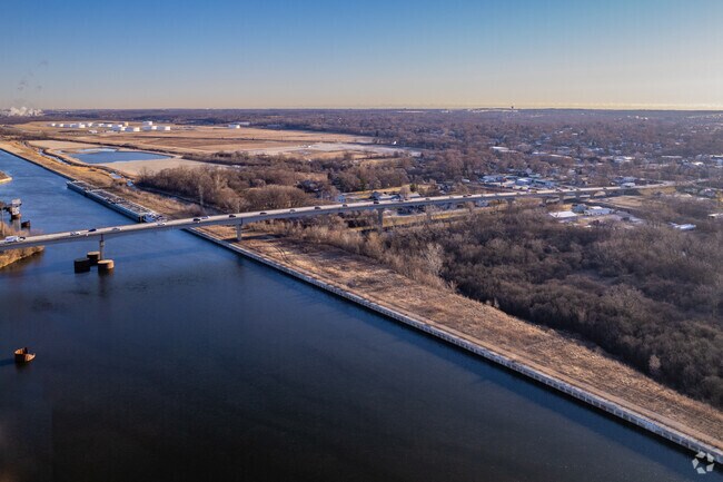 Scenic bridge over the Des Plaines River.