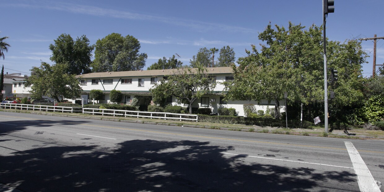 Building Photo - 4961 Coldwater Canyon Ave