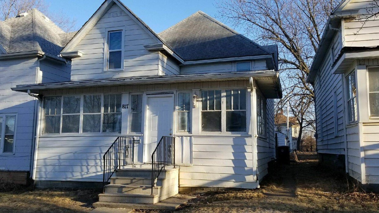 Foto principal - 817 W 1st St