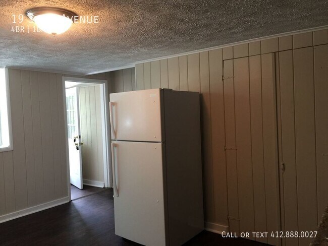 Building Photo - 4 bedroom 1 bath Mckees Rocks!