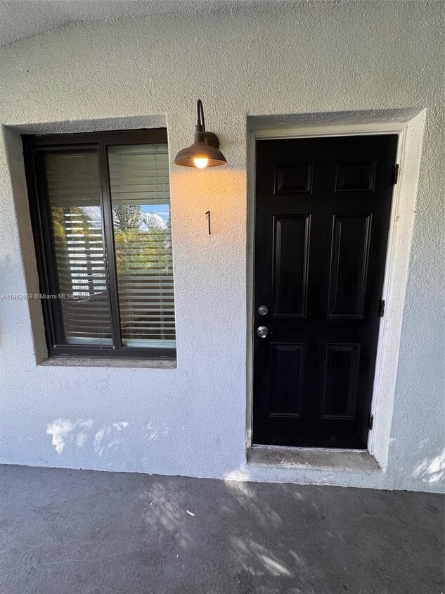 Foto principal - 570 NE 69th St