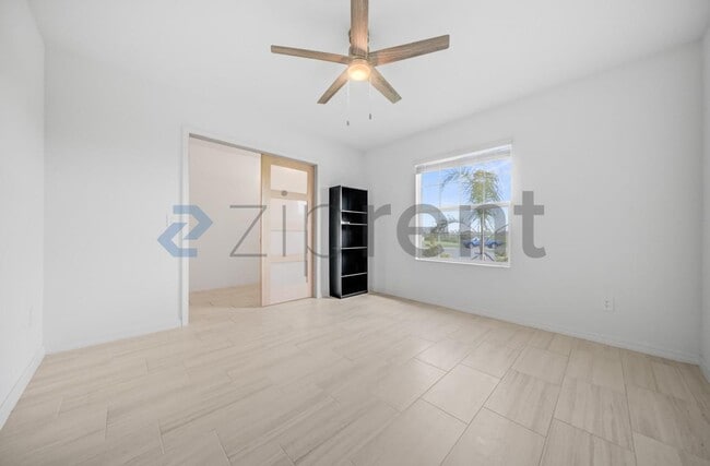 Building Photo - Unit