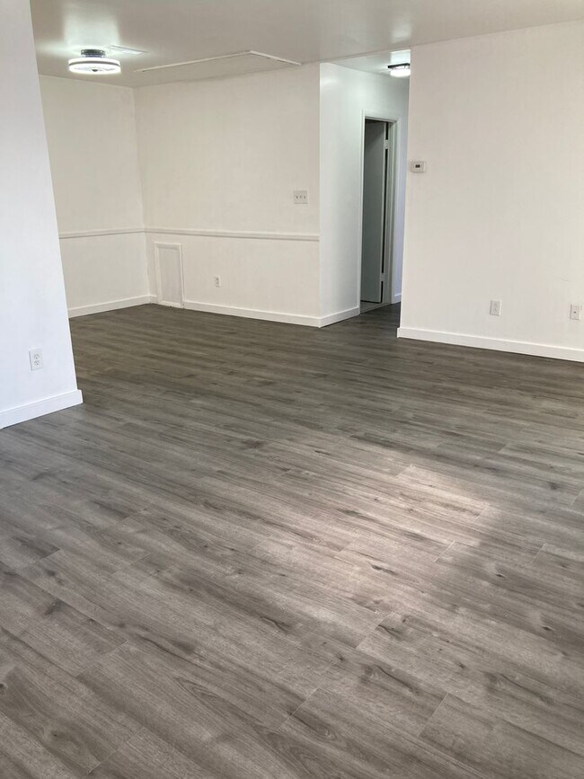 Foto del edificio - Renovated & Spacious 2 Bedroom Condo in Ed...