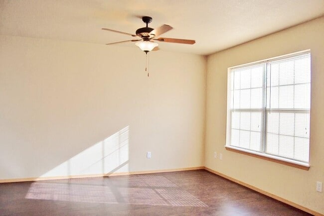 Building Photo - 213 S Rolling Woods Way