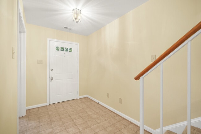 Front door entry foyer - 1140 N Taylor St