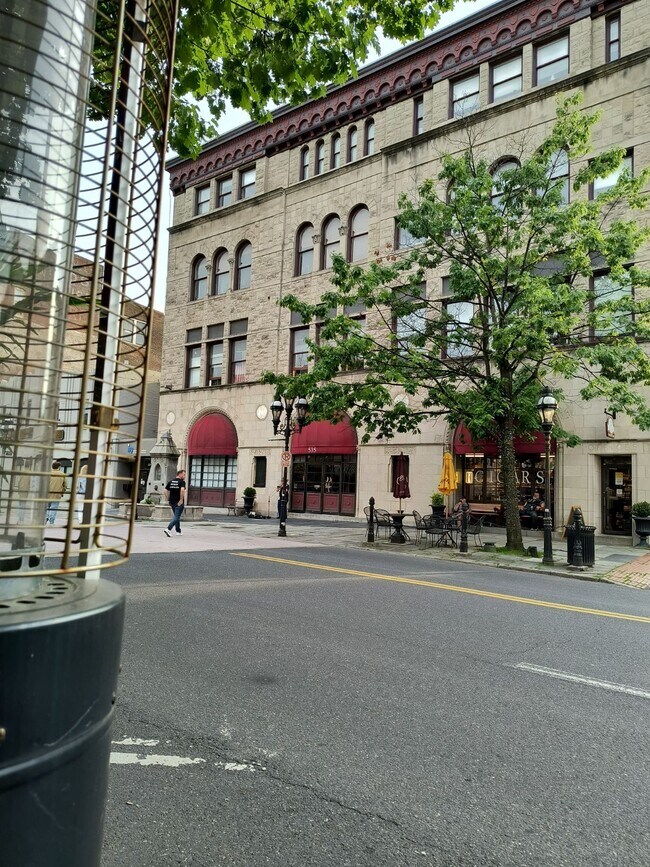 Building Photo - 535 Main St
