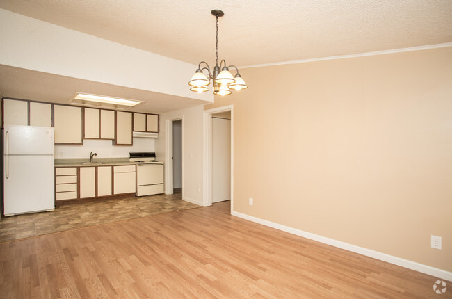 1BR, 1BA - 576 SF - The Village at Holly Park