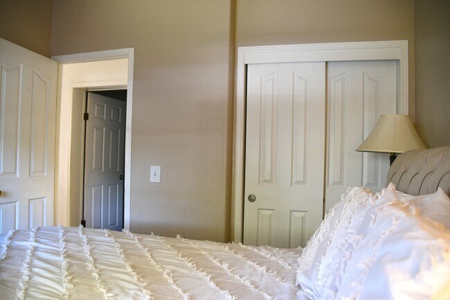 Foto del edificio - 150 S Golden Dr