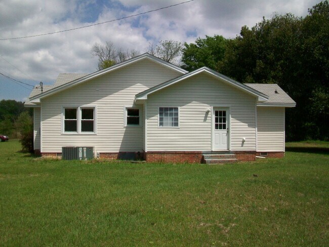 Building Photo - Country Living Near Town!