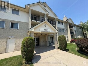Building Photo - 733-733 Deveron Crescent
