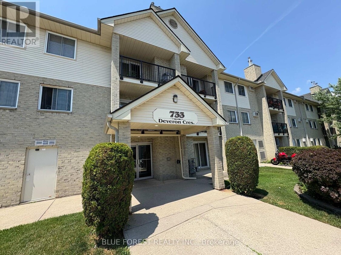 Primary Photo - 733-733 Deveron Crescent