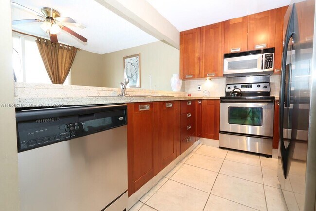 Foto del edificio - 17800 N Bay Rd