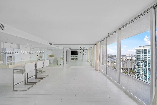 Building Photo - 7601 E Treasure Dr