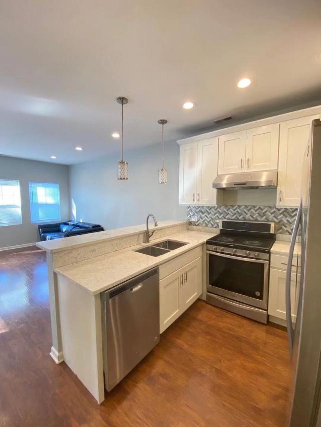 Building Photo - 3 bedroom in Chicago IL 60632
