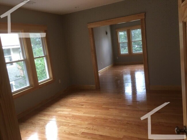 Foto del edificio - Modern Gem near BU!  Spacious, Sunny and Professionally managed.  4 baths